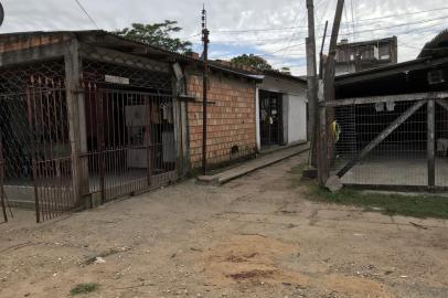 Dois homens foram mortos e uma jovem ficou ferida no final da Avenida 21 de Abril, no bairro Sarandi, em Porto Alegre. 