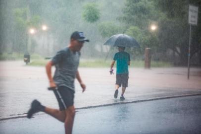  PORTO ALEGRE, RS, BRASIL, 14/01/2018  : Chuva na tarde de domingo em Porto Alegre. (Omar Freitas/Agência RBS)Indexador: Omar Freitas