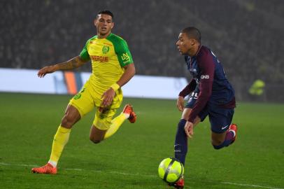Paris Saint-Germains French forward Kylian Mbappe (R) vies with Paris Saint-Germains French defender Presnel Kimpembe during the French L1 football match between Nantes and Paris Saint-Germain (Paris-SG) at the La Beaujoire stadium in Nantes, western France, on January 14, 2018.     / AFP PHOTO / DAMIEN MEYER