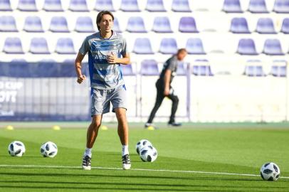 RS - FUTEBOL/GREMIO  - ESPORTES - Jogadores do Grêmio realizam treino no Estadio Tahnoun Bin Mohammed, em Al Ain, onde a equipe participa do Mundial de Clubes FIFA 2017. FOTO: LUCAS UEBEL/GREMIO FBPA. No lance, Pedro Geromel