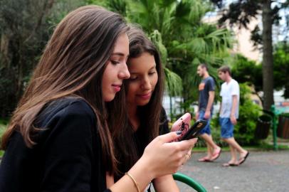  CAXIAS DO SUL, RS, BRASIL, 14/01/2017. Wi-fi gratuito da Bitcom, disponível em praças e parques como a Praça Dante Alighieri, é testado por usuários. Andressa Zuanazzi, 15, estudante, Daniele Crippa, 14, estudante, não sabiam do serviço, mas falaram que vão começar a usar para economizar a 3G do celular. (Diogo Sallaberry/Agência RBS)