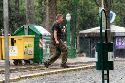  CAXIAS DO SUL, RS, BRASIL, 14/01/2017.  Ambiental de clima na Praça Dante Alighieri. A chuva no meio da tarde pegou moradores desprevinidos. (Diogo Sallaberry/Agência RBS)