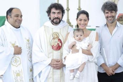 Padre Fábio de Mello batiza Nina, filha de Carol Castro