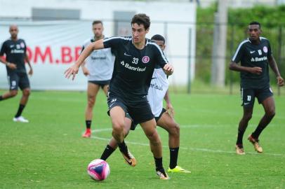 Volante do Inter Rodrigo Dourado