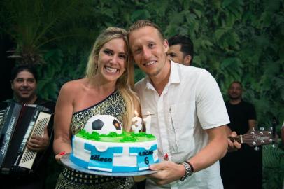  ATLÂNTIDA, 15-01-2018. Ariana e Lucas Leiva. Aniversário do ex-jogador do grêmio Lucas Leiva, no condomínio Ensedada com organização de Jalfim Eventos e comida da Chef Ju. (FOTO ANDRÉA GRAIZ/ AGÊNCIA RBS).