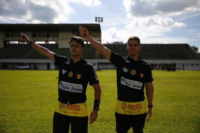 FLORES DA CUNHA, RS, BRASIL, 12/01/2018 -Pré temporada da arbitragem do gauchão 2018.  Na foto: Lucas Horn , Vinicius do Amaral.(FOTOGRAFO: FELIX ZUCCO / AGENCIA RBS)