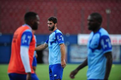  CAXIAS DO SUL, RS, BRASIL (15/01/2018). Gauchão 2018. Técnico Luís Carlos Winck, da SER Caxias, comanda treino com destaque para o lateral Cleiton e o zagueiro Laércio. NA FOTO, LAÉRCIO (c). (Roni Rigon/Pioneiro).