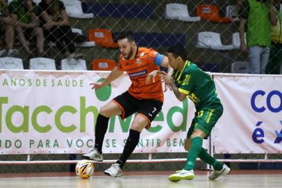 ACBF e Assoeva disputam vaga na final da Liga Gaúcha de Futsal. Na foto, o fixo Marlon (E) da ACBF e o ala Valdin, no primeiro jogo das semifinais.