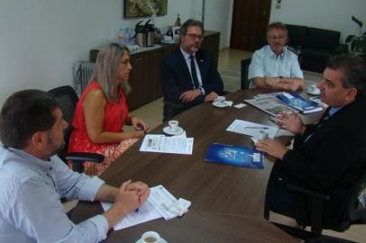  A nova presidência da Câmara de Indústria, Comércio e Serviços de Caxias do Sul (CIC) deu início nesta segunda-feira (15) a uma série de reuniões com presidentes de partidos políticos de Caxias do Sul com vistas às próximas eleições, para aumentar o número de representantes na Assembleia Legislativa e no Congresso Nacional. A primeira reunião foi realizada com o presidente do PMDB de Caxias do Sul, o vereador Paulo Périco.