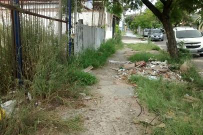  Terreno acumula lixo, tem caixa d¿água aberta e preocupa moradores no bairro Partenon