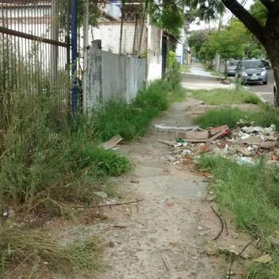  Terreno acumula lixo, tem caixa d¿água aberta e preocupa moradores no bairro Partenon