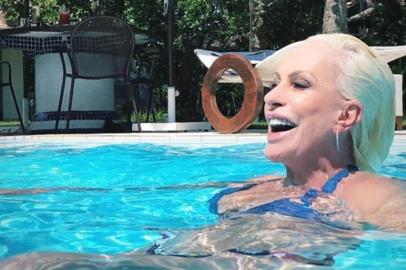 Ana Maria Braga curte momento na piscina