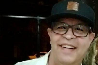 O jornalista Carol Majewski, de 57 anos, foi encontrado morto na noite desta segunda-feira (15) no seu apartamento, na rua Riachuelo, centro de Porto Alegre. Carol morava sozinho no local - entre a avenida Borges de Medeiros e a rua General Câmara. Majewski estava morto no quarto com sinais de facadas. 