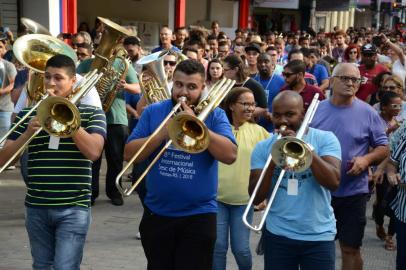 8 º Festival Internacional Sesc de Música em Pelotas-RSCortejo Musical, músicos do festival pelas ruas de Pelotas.Data: 15-01-2018Foto: Flávio Neves