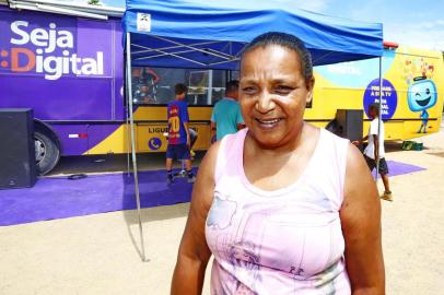 PORTO ALEGRE, RS, BRASIL, 14/01/2018 - Maria Beatriz Rosa da Silva, 58 anos, aposentada, mora na Lomba do Pinheiro, Parada 16. Fez a inscrição para a retirada do Kit Digital para que a neta nâo perca os desenhos na tv.Telefones de contato: 981212993 e 33367731.A Caravana da TV Digital esteve na Lomba do Pinheiro neste domingo. Moradores da comunidade agendaram a retirada do kit gratuito de conversor de sinal digital. (Foto: André Feltes / Especial)