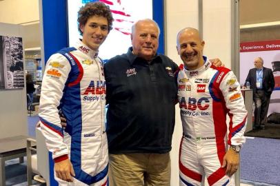 O piloto gaúcho Matheus Leist, AJ Foyt (dono da equipe) e Tony Kanaan.