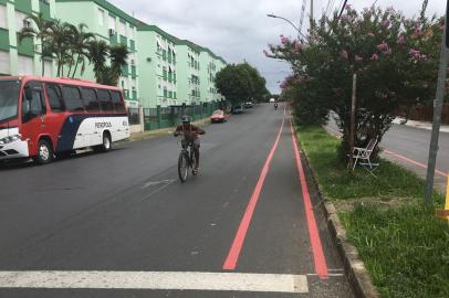 Ciclovia da Avenida Adelino Ferreira Jardim, no bairro Rubem Berta, foi interrompida no cruzamento com a cruzamento com a Rua DoutorVargas Neto