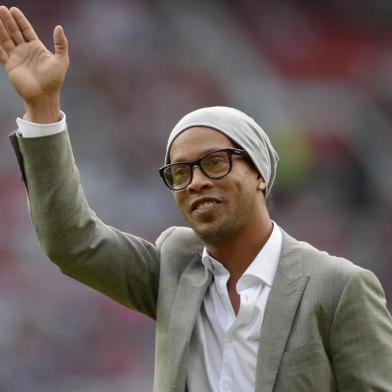  Former Brazilian international Ronaldinho waves on the pitch prior to the Soccer Aid celebrity football match between England and the Rest of the World at Old Trafford stadium in Manchester on June 5, 2016. OLI SCARFF / AFPEditoria: SPOLocal: ManchesterIndexador: OLI SCARFFSecao: soccerFonte: AFPFotógrafo: STR