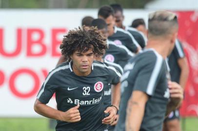 Camilo (E) e D'Alessandro em treino do Inter no CT Parque Gigante nesta terça-feira (16).