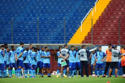  CAXIAS DO SUL, RS, BRASIL (15/01/2018). Gauchão 2018. Técnico Luís Carlos Winck, da SER Caxias, comanda treino com destaque para o lateral Cleiton e o zagueiro Laércio. (Roni Rigon/Pioneiro).