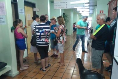 Fila para vacina da febre amarela em Caxias