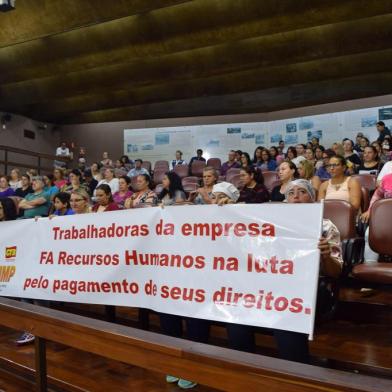 Merendeiras contratadas pela empresa FA Recursos Humanos para a rede municipal de ensino de Caxias do Sul protestam contra atrasos nos salários de dezembro.