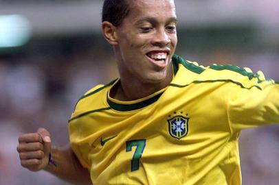 O jogador do Grêmio e da Seleção Brasileira, Ronaldinho Gaúcho.Rising Brazilian soccer star Ronaldinho celebrates after scoring a goal during the Thailand vs Brazil match 23 February 2000 at the Kings Cup at the Rajamangala National Stadium in Bangkok.  Brazil won the match 7-0. (ELECTRONIC IMAGE) AFP PHOTO/Emmanuel DUNAND#PÁGINA: 1#EDIÇÃO: 2ª Fonte: AFP Fotógrafo: EMMANUEL DUNAND