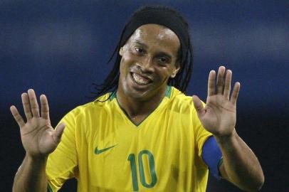 Brasil vence a China por 3 a 0, encerra a primeira fase com a melhor campanha e agora enfrenta Camarões para ajuste de contasRonaldinho estava em Sydney/2000, mas não quer saber de revanche:Vamos só no pianinho...#PÁGINA:09SILVIA IZQUIERDO, AP Fonte: AP Fotógrafo: Silvia Izquierdo