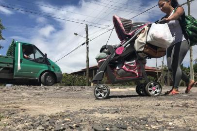  Buracos pra todos os lados. Assim está a Rua Rio Tainhas, no centro de Xangri-Lá. O calçamento está deteriorado e quem passa de carro por aqui reclama.