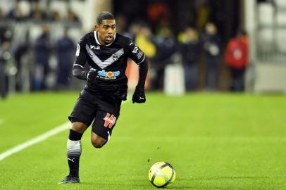 Bordeauxs Brazilian forward Malcom runs with the ball during the French L1 football match between Bordeaux and Caen on January 16, 2018 at the Matmut Atlantique stadium in Bordeaux, southwestern France.  / AFP PHOTO / NICOLAS TUCAT