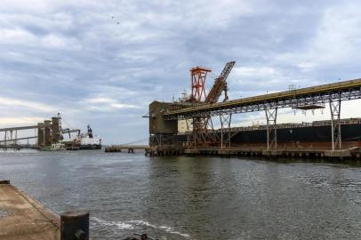  RIO GRANDE, RS, BRASIL - Falta de dragagem em Porto de Rio Grande impede saída de navios com soja.Indexador: Fabio Gomes