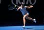 Sharapova se atrapalha, mas bate favorita em Melbourne