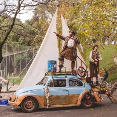 Quem estiver no Parque Getúlio Vargas (Macaquinhos) neste domingo (21/01) poderá se surpreender com um carro diferente, equipado com cordas, mastro e vela. Ele integra a cenografia do espetáculo ¿As Aventuras do Fusca a Vela¿, que será encenado pelo Grupo de Teatro Ueba - Produtos Notáveis, de Caxias do Sul