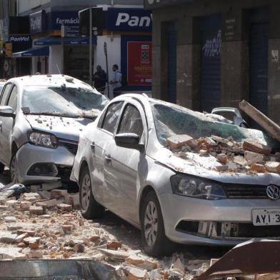  PORTO ALEGRE, RS, BRASIL, 28.10.2017. Fachada de prédio em obras desabafa no centro de Porto Alegre.