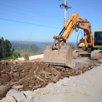 Estrada Bento Gonçalves, que liga Cotiporã a Bento Gonçalves, passa por pavimentação. Obras não preveem construção de nova ponte sobre o Rio das Antas. Atual costuma ficar submersa em períodos chuvosos.