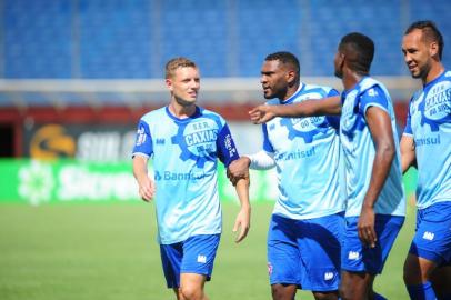  CAXIAS DO SUL, RS, BRASIL (15/01/2018). Gauchão 2018. Técnico Luís Carlos Winck, da SER Caxias, comanda treino com destaque para o lateral Cleiton e o zagueiro Laércio. NA FOTO, (E), O LATERAL CLEITON.  (Roni Rigon/Pioneiro).