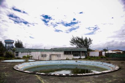  IMBÉ, RS, BRASIL, 18-01-2018. Tradicional ponto de encontro de Imbé, sede da Sapi está abandonada. Virou depósito de lixo clandestino e com  vários focos de água parada. (FOTO: ANDERSON FETTER/AGÊNCIA RBS)Indexador: Anderson Fetter