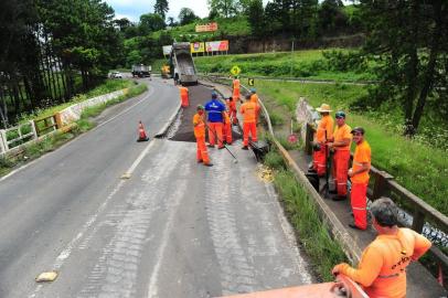  CAXIAS DO SUL, RS, BRASIL, 18/01/2017. Comitiva do Estado visitou obras em rodovias estaduais na Serra nesta quinta-feira. Em Caxias, estiveram na recapeamento da RSC-453 no viaduto Torto. (Porthus Junior/Agência RBS)