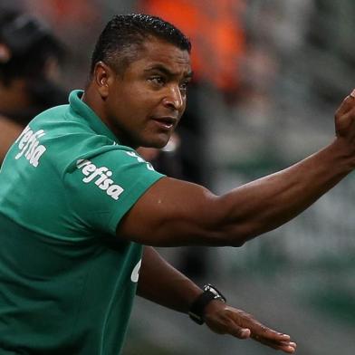 O técnico Roger Machado, da SE Palmeiras, em jogo contra a equipe do EC Santo André, durante partida válida pela primeira rodada, do Campeonato Paulista, na Arena Allianz Parque.