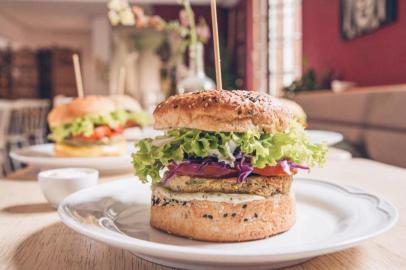 Mantra oferece hamburguer vegano.