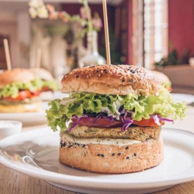 Mantra oferece hamburguer vegano.