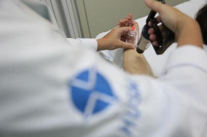 Atendimento no Centro Integrado de Atendimento às Vítimas de Acidente (CIAVA), no Hospital Universitário de Santa Maria. O Ciava foi criado a partir da tragédia da boate Kiss. Na foto, a fisioterapeuta Anna Ourique atende a paciente Lis Menezes, professora que vive em São Paulo. Lis teve 30% do corpo queimado e buscou ajuda no Ciava. Lá, recebe a técnica desenvolvida por Anna que ajuda na reabilitação de queimados. Trata-se da técnica da ventosaterapia.