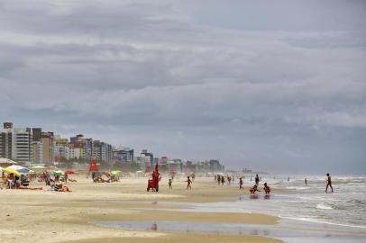  ATLÂNTIDA, RS, BRASIL, 11-01-2018. Clima na praia de Atlântida, no Litoral Norte. (ISADORA NEUMANN/AGÊNCIA RBS)