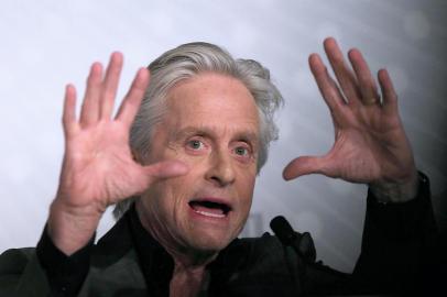 galeria - US actor Michael Douglas gestures on May 21, 2013 while talking during a press conference for the film Behind the Candelabra (Atrás do candelabro) presented in Competition at the 66th edition of the Cannes Film Festival in Cannes. Cannes, one of the worlds top film festivals, opened on May 15 and will climax on May 26 with awards selected by a jury headed this year by Hollywood legend Steven Spielberg. Ator Michael Douglas durante uma coletiva de imprensa do filme Behind the Candelabra, no 66º Festival de Cinema de Cannes, em Cannes. 