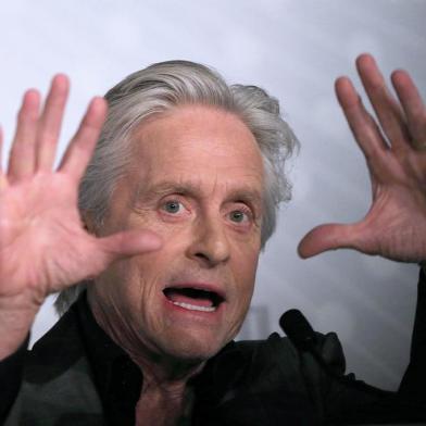 galeria - US actor Michael Douglas gestures on May 21, 2013 while talking during a press conference for the film Behind the Candelabra (Atrás do candelabro) presented in Competition at the 66th edition of the Cannes Film Festival in Cannes. Cannes, one of the worlds top film festivals, opened on May 15 and will climax on May 26 with awards selected by a jury headed this year by Hollywood legend Steven Spielberg. Ator Michael Douglas durante uma coletiva de imprensa do filme Behind the Candelabra, no 66º Festival de Cinema de Cannes, em Cannes. 