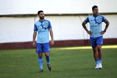  CAXIAS DO SUL, RS, BRASIL, 19/01/2018 - Ser Caxias se prepara para enfrentar o Grêmio, sábado, na Arena, na capital. NA FOTO: da esquerda para direita - o zagueiro Josias Basso e o atacante  Gabriel Rodrigues. (Marcelo Casagrande/Agência RBS)