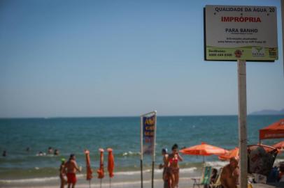  FLORIANOPOLIS, SC, BRASIL, 06/01/2018 - Final de semana de muito calor em Florianopolis - praias do norte da ilha lotadas desde cedo. Foto em CanasvieirasLocal: FlorianÃ³polisIndexador: Betina HumeresFonte: DiÃ¡rio Catarinense