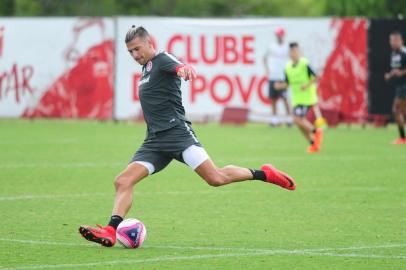 PORTO ALEGRE (RS), 16/1/2017: O zagueiro argentino Victor Cuesta participa do treino do Inter no CT Parque Gigante.