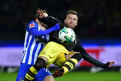 Dortmunds Ukrainian forward Andriy Yarmolenko plays the ball during the German first division Bundesliga football match Hertha BSC Berlin vs BVB Borussia Dortmund, in Berlin, western Germany, on January 19, 2018. / AFP PHOTO / Tobias SCHWARZ / RESTRICTIONS: DURING MATCH TIME: DFL RULES TO LIMIT THE ONLINE USAGE TO 15 PICTURES PER MATCH AND FORBID IMAGE SEQUENCES TO SIMULATE VIDEO. == RESTRICTED TO EDITORIAL USE == FOR FURTHER QUERIES PLEASE CONTACT DFL DIRECTLY AT + 49 69 650050