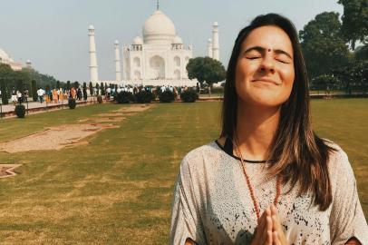 A jornalista Fernanda Pandolfi, autora do site Ida e Volta, no Taj Mahal, na Índia.